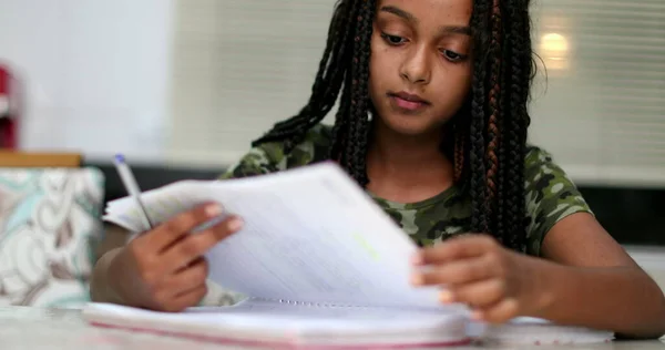 Noir Adolescent Fille Faire Devoirs Maison Écriture Papier Étude — Photo