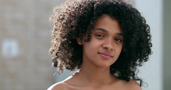Noir Preteen Enfant Fille Portrait Sourire Hispanique Africain Enfant — Photo
