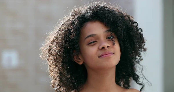 Svart Preteen Barn Flicka Porträtt Leende Latinamerikansk Afrikansk Unge — Stockfoto