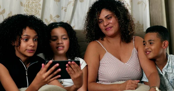 Braziliaanse Familie Praten Video Met Tablet Communicatie Zwaaien Hallo — Stockfoto