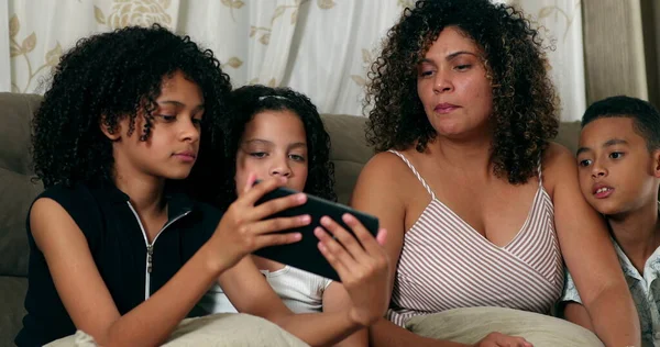 Braziliaans Familie Sprekende Tablet Met Kinderen — Stockfoto