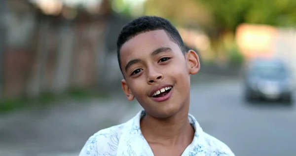 Brazylijski Chłopiec Dziecko Portret Twarz Uśmiech Zewnątrz Ulicy — Zdjęcie stockowe