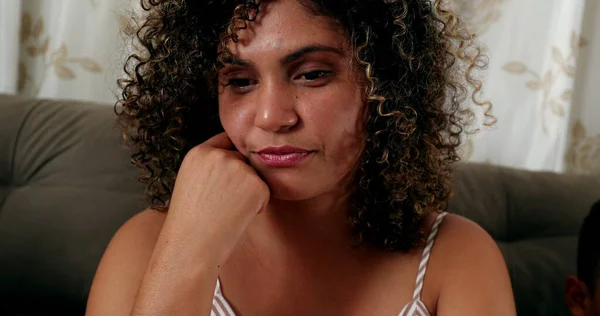 Verveelde Geïrriteerde Spaanse Vrouw Die Zich Ontevreden Voelt — Stockfoto