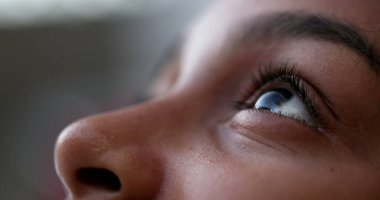 Çocuk gökyüzüne bakıyor.