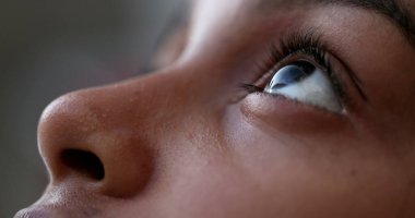 Çocuk gözleri yukarı bakıyor, siyah çocuk gözlerini açıyor ve kapıyor.