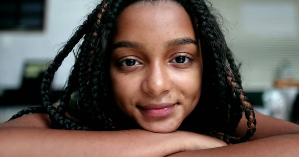 Gülümseyen Çocuk Portresi Yakın Plan Çeşitli Siyah Spanyol Kız — Stok fotoğraf
