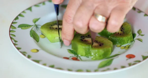 Primo Piano Mano Taglio Kiwi Frutta Taglio Cibo — Foto Stock