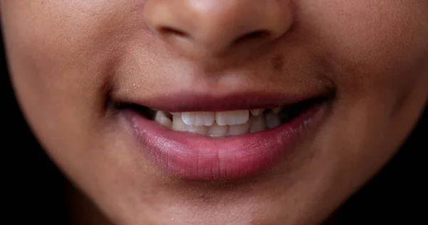 Dziecko Usta Uśmiechnięty Dziewczyna Czarny Zróżnicowane Pochodzenie Etniczne Makro Zbliżenie — Zdjęcie stockowe