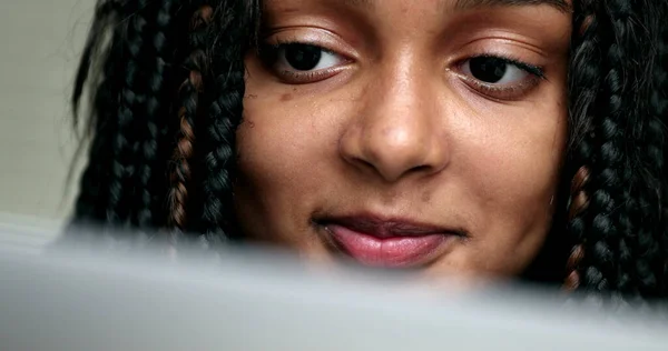 Närbild Flicka Ansikte Tittar Datorskärmen Barn Stirrar Bärbar Dator Surfa — Stockfoto