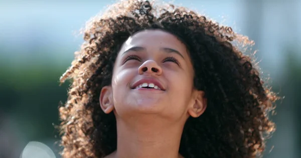 Bambino Che Guarda Cielo Con Speranza — Foto Stock