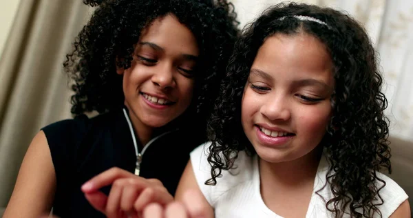 Dzieci Korzystające Smartfona Domu Dwie Dziewczyny Patrzące Razem Ekran — Zdjęcie stockowe