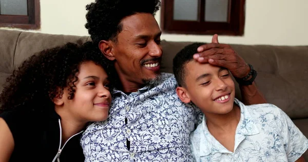 Een Openhartige Braziliaanse Vader Met Kinderen Afrikaanse Ouders Kinderen — Stockfoto