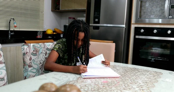Őszinte Fekete Tini Lány Tanul Otthon Házi Feladatot Csinál — Stock Fotó