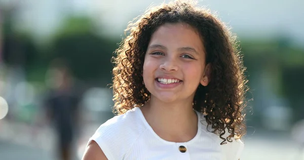 Hispanic Menina Criança Retrato Rosto Close Sorrindo Fora — Fotografia de Stock