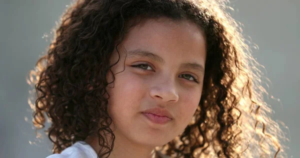 Hispanic Menina Criança Retrato Rosto Close Sorrindo Fora — Fotografia de Stock