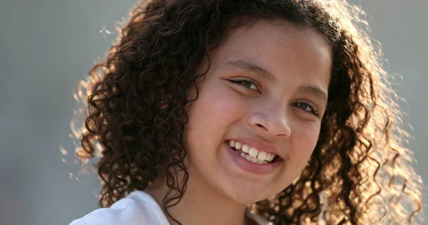 Hispanic Menina Criança Retrato Rosto Close Sorrindo Fora — Fotografia de Stock
