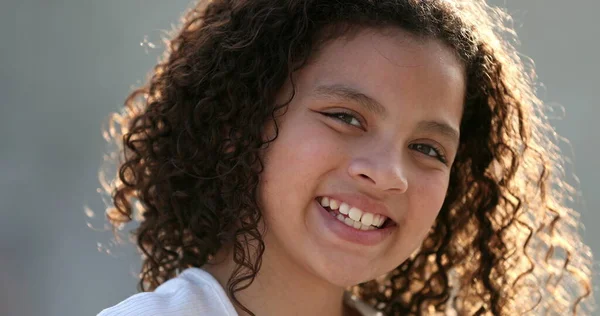 Hispanic Niña Niña Retrato Cara Cerca Sonriendo Fuera — Foto de Stock