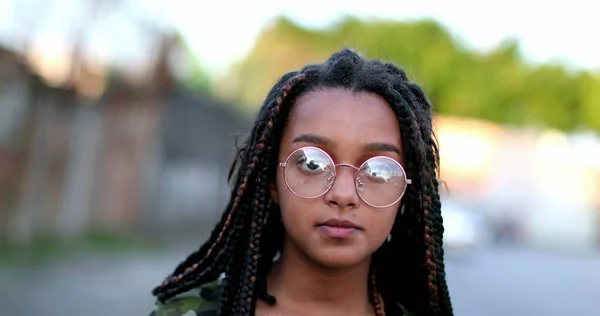 Latynoski Czarny Dziewczyna Dziecko Noszenie Okulary Portret Twarz Close Mov — Zdjęcie stockowe
