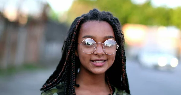 ヒスパニック系の黒の女の子の子供を身に着けているメガネの肖像画の顔をクローズアップ — ストック写真