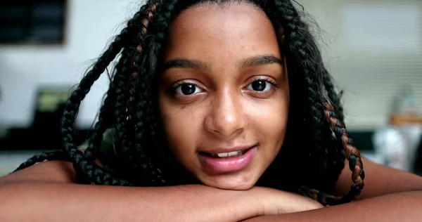 Latin Kökenli Siyahi Kız Çocuk Portresi Kameraya Yakından Bakıyor — Stok fotoğraf