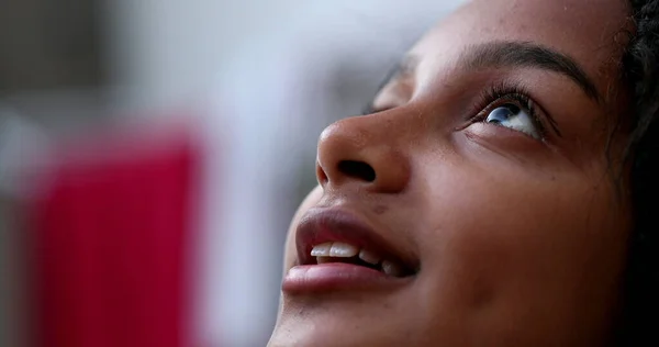 Латиноамериканская Черная Девочка Открывает Глаза Небо Улыбающееся Лицо Крупным Планом — стоковое фото