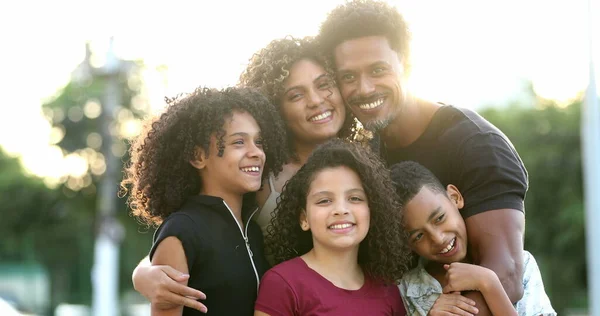 Gelukkig Mooi Afrikaans Braziliaans Gezin Buiten Glimlachen — Stockfoto