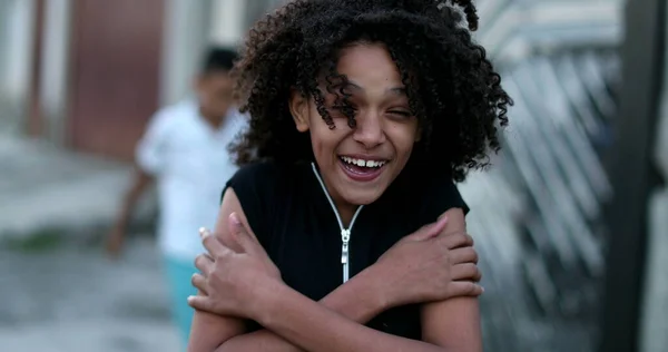 Щаслива Маленька Іспано Чорна Дівчинка Відчуває Холод Зовні — стокове фото
