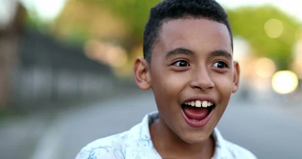 Щасливий Гізпанічний Латин Хлопчик Південної Америки Посміхається — стокове фото