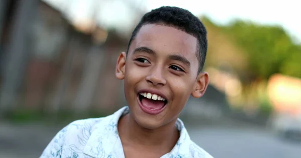 Щасливий Гізпанічний Латин Хлопчик Південної Америки Посміхається — стокове фото