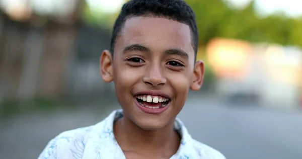 Glücklicher Hispanischer Lateinamerikanischer Junge Lächelt — Stockfoto