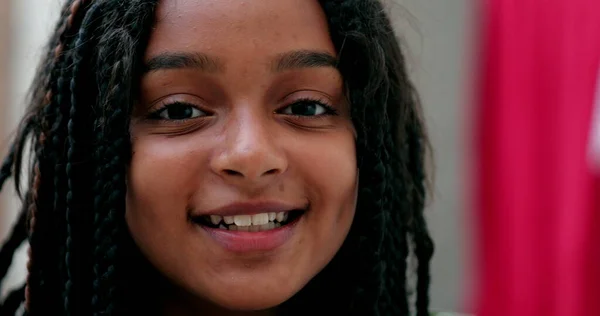 Glad Latinamerikansk Svart Flicka Barn Porträtt Ansikte Närbild Ler — Stockfoto
