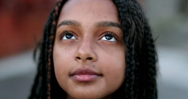 Feliz Niña Negra Hispana Abriendo Los Ojos Cielo Mirando Hacia — Foto de Stock