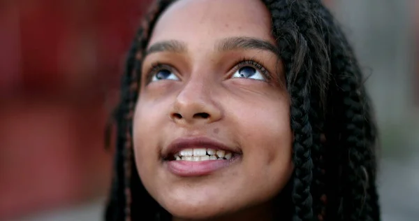 Lycklig Latinamerikansk Svart Flicka Barn Öppnar Ögonen Till Himlen Tittar — Stockfoto