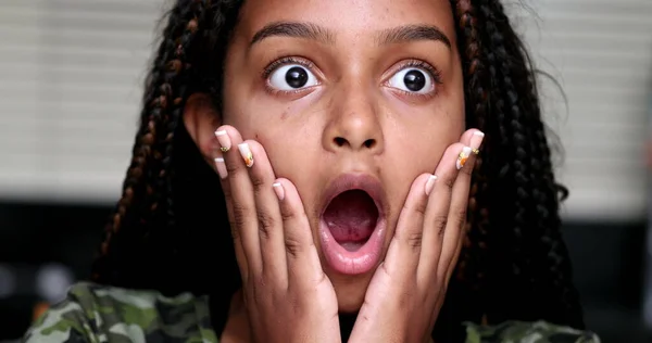 어린이의 충격적 소녀는 갑자기 반응을 나타낸다 — 스톡 사진