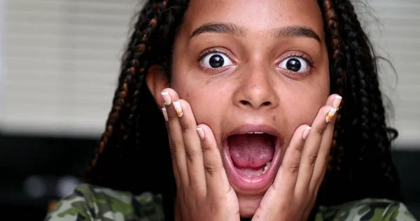 어린이의 충격적 소녀는 갑자기 반응을 나타낸다 — 스톡 사진