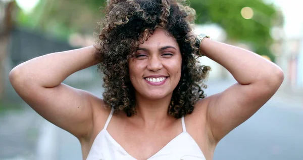 幸せなブラジルのパニックラテン系の女性が外の通りでカメラに笑顔 — ストック写真