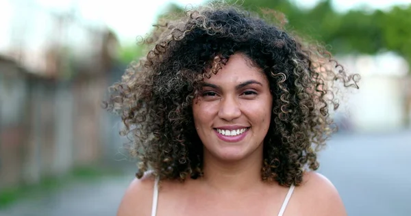 Mutlu Brezilyalı Latin Kadın Sokakta Kameraya Gülümsüyor — Stok fotoğraf
