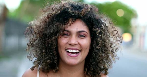 Szczęśliwy Brazylijczyk Latynoska Kobieta Uśmiecha Się Kamery Zewnątrz Ulicy — Zdjęcie stockowe