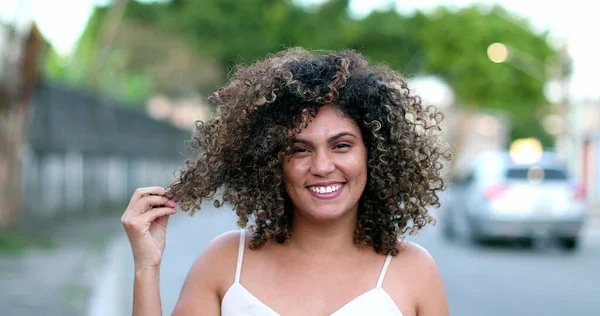 Šťastný Brazilský Hispánský Latina Žena Úsměvem Kameru Venku Ulici — Stock fotografie
