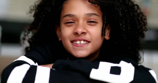 Glückliches Schwarzes Mädchen Lächelt Die Kamera Afrikanische Kinder Mischen Ethnizität — Stockfoto