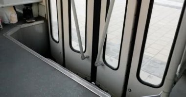 4K 'da otobüs kapıları içeriden kapanıyor.