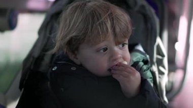 Bebek toplu taşıma sırasında abur cubur yiyor.