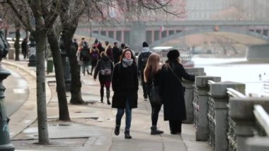 Prag nehir kıyısında yürüyen bir kadın, hayal kuruyor ve hayal kuruyor, Avrupa mimarisine ve güzelliğine hayranlık duyuyor.