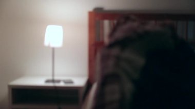 Adam gecenin bir yarısı uykusuzluktan uyuyamayarak uykusuzluk çekerek uyanıyor. Uykusuz insan yataktan kalkar.