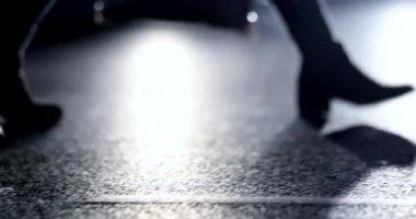 Arka planda mercek fişeği olan yayaların caddeden geçişi düşük açılı. 4K 'da gece caddeyi geçen kişi.