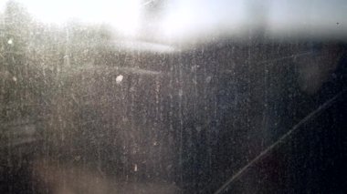 Camdaki kirli pencere.