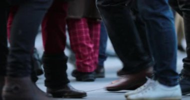 Sokaklarda Dolaşan Kalabalığın Ayakları 'nı izledik. 4K 60fps 'de kalabalığın ayaklarına yakın çekim