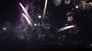 Havai fişekler 120fps yavaş çekimde patlamaları gösteriyor