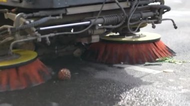 Kaldırımları temizleyen bir makine. otomatik temizleyici