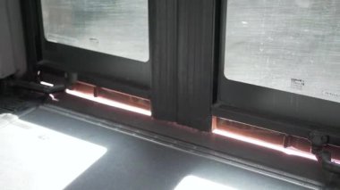 Otobüs nakliye kapısı hareket halinde.